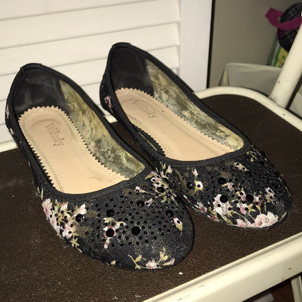 Laced flowered flats